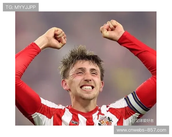 终场哨响，桑德兰球员拥抱庆祝主场逼平利物浦延续不败纪录